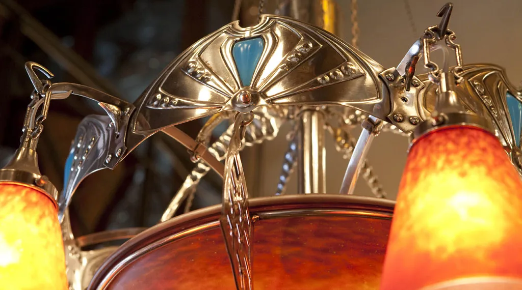 Lampada a sospensione antica di Charles Schneider con colori vivaci e dettagli decorativi.