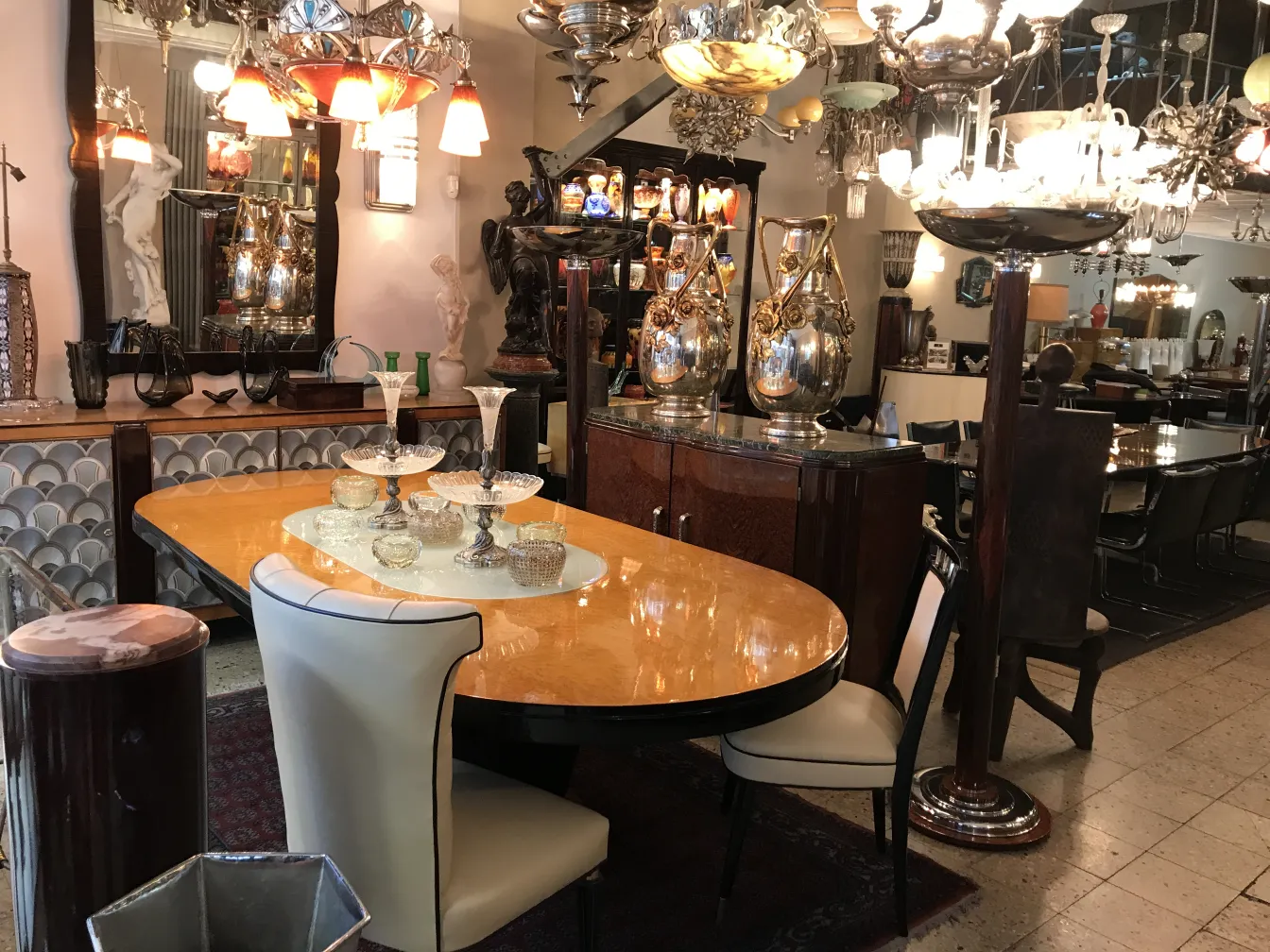 Lampada a sospensione antica charles schneider che illumina una sala da pranzo elegante