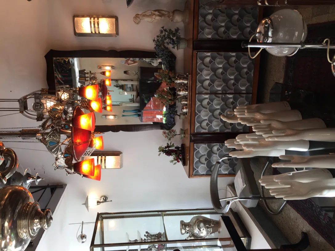 Lustre ancien avec abat-jours orange dans la décoration