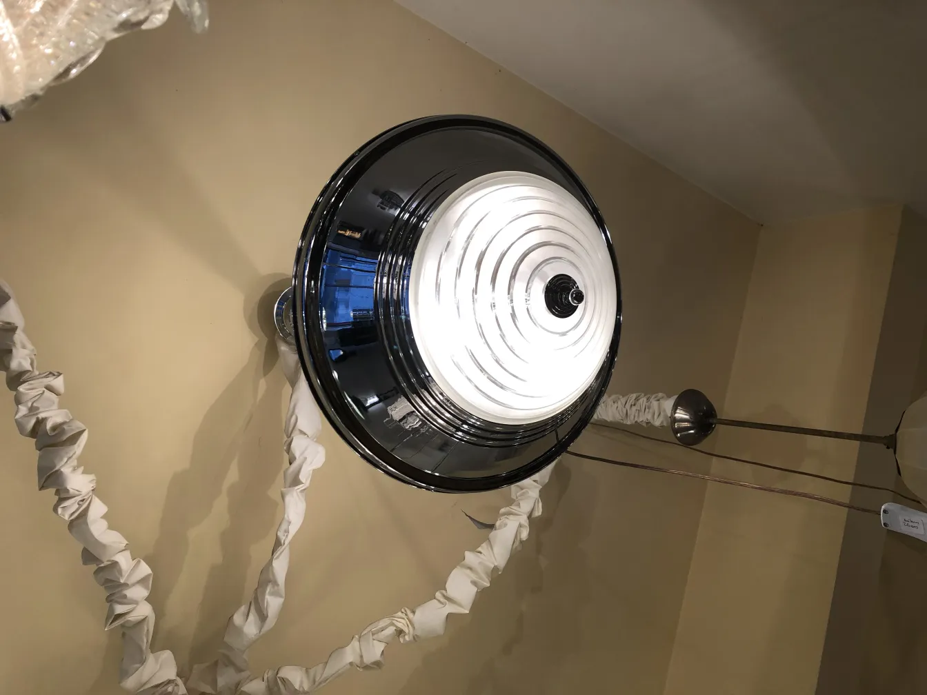 Lampada a sospensione antica con design luminoso