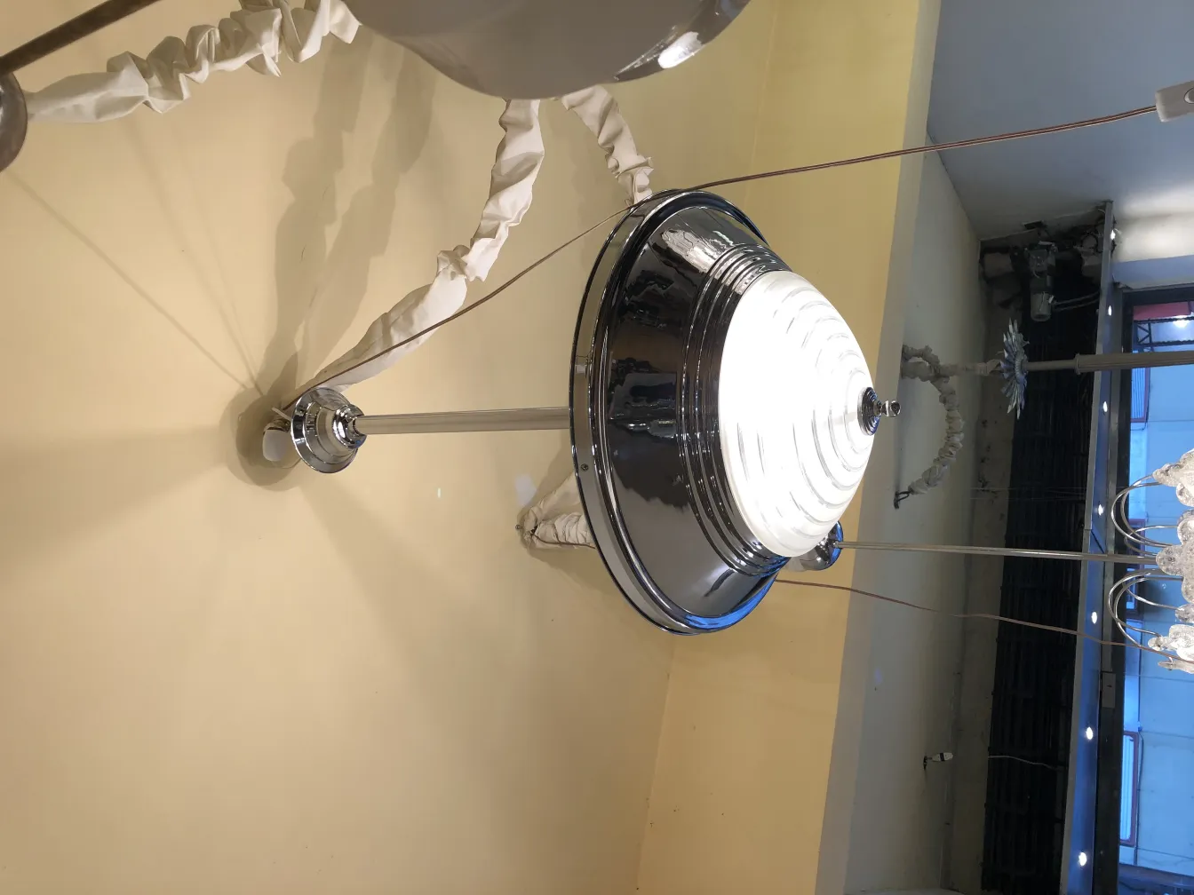 Lâmpada de teto antiga com design clássico, ideal para espaços aconchegantes.