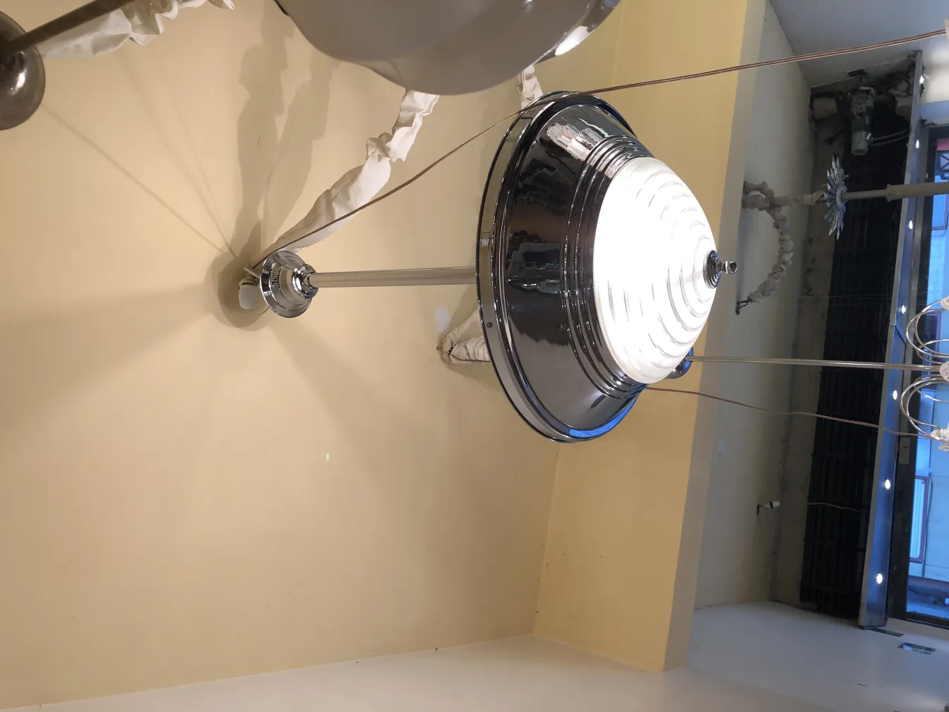 Lámpara de techo antigua con luz brillante en ambiente claro.