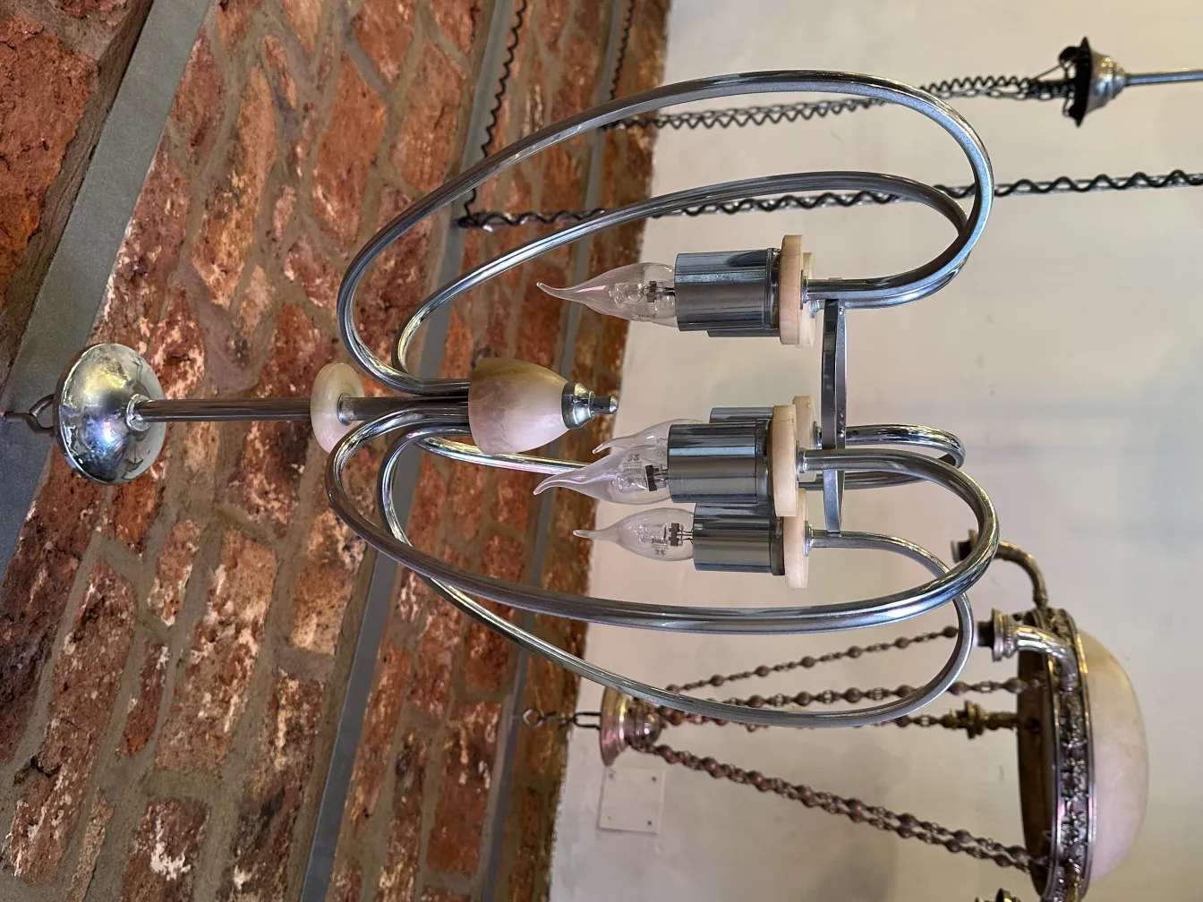 Lustre ancien avec un design élégant, acier et détails en bois.