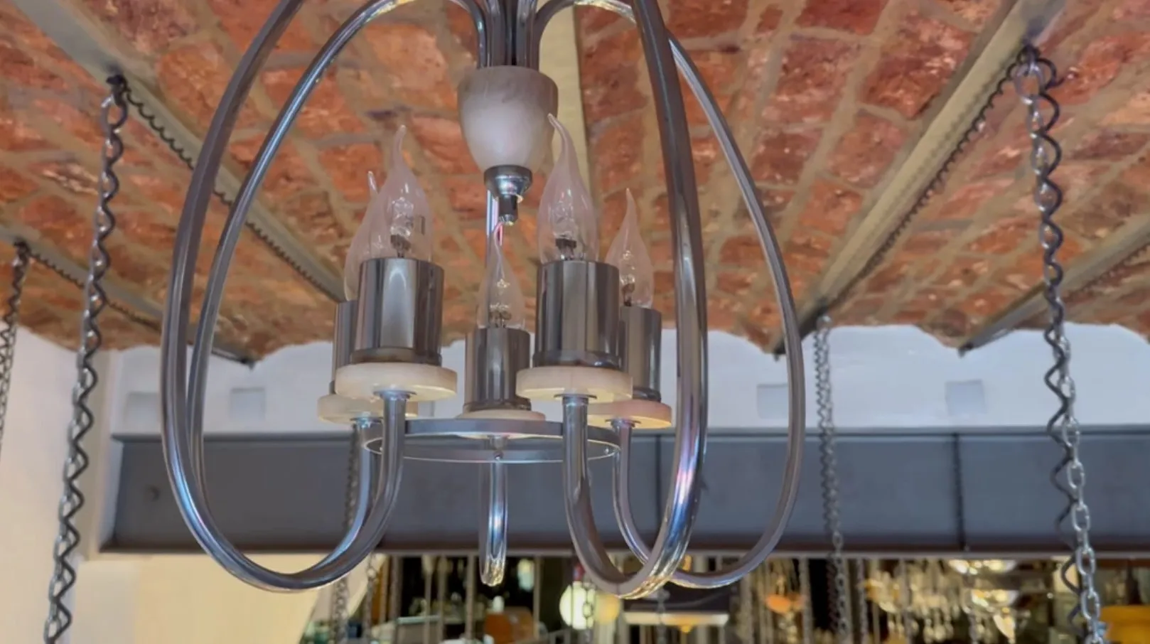 Lámpara de techo colgante antigua con detalles elegantes