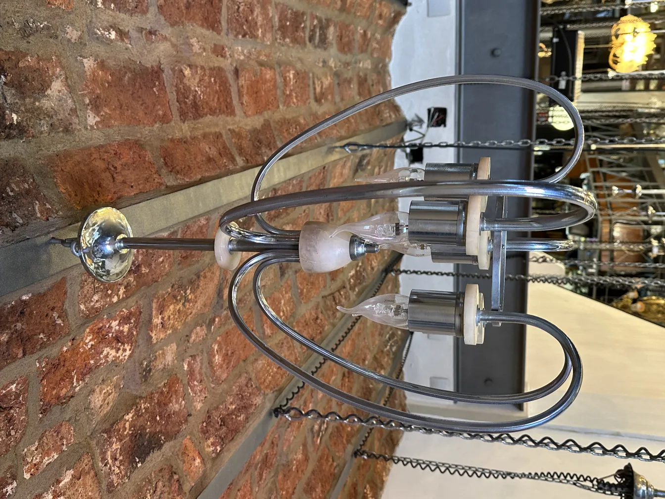 クラシックデザインの古典的なハンギングランプを備えた居心地の良い空間