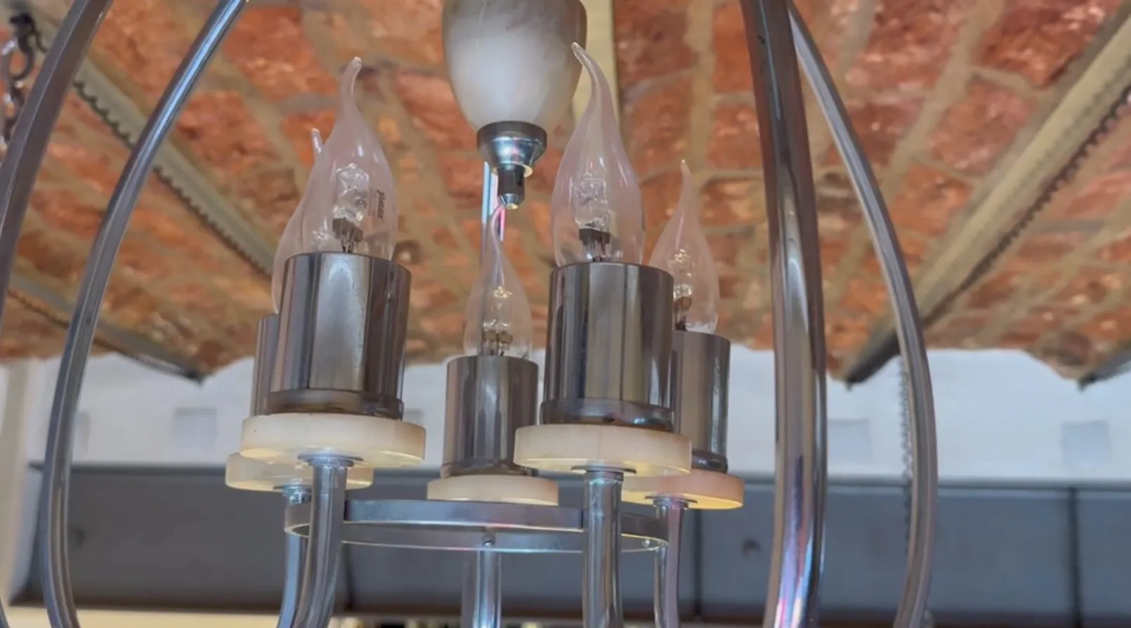 Lustre ancien avec des ampoules élégantes dans un cadre accueillant.