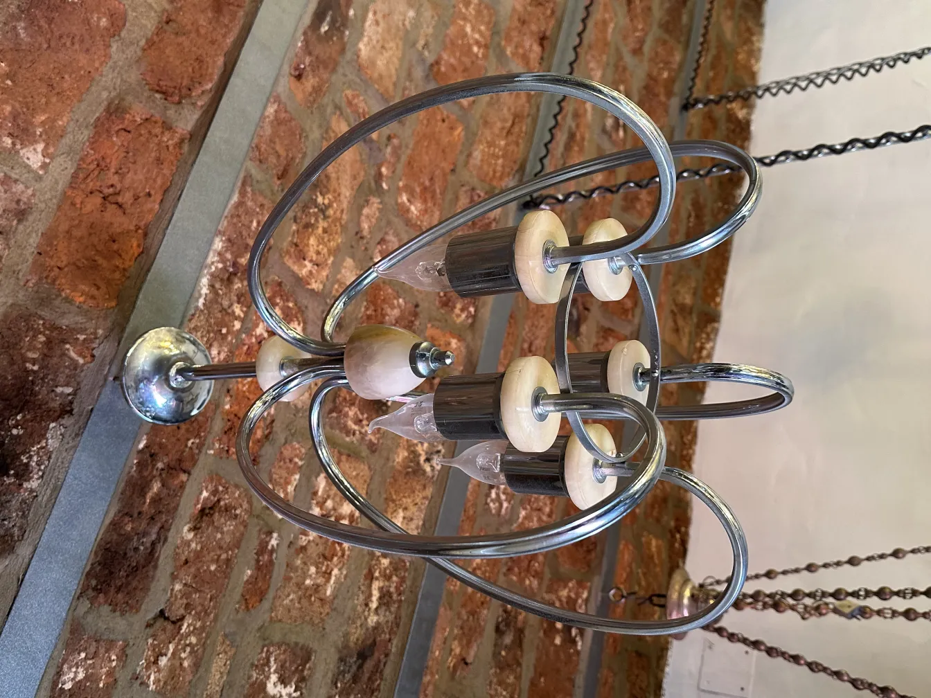 Lámpara de techo antigua con diseño moderno y único, en ambiente de ladrillo