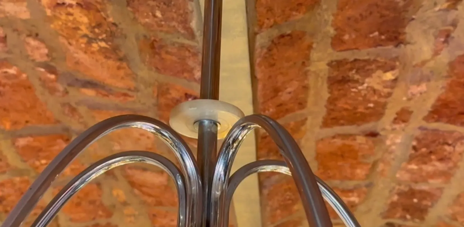 Lampada a sospensione antica con design lucido ed elegante.