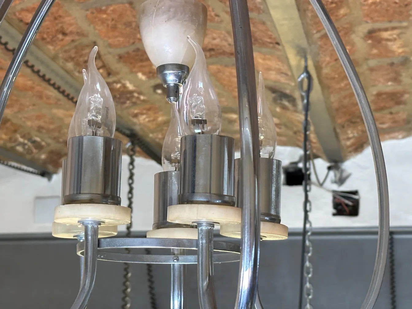 lampada a sospensione antica con più lampadine accese, design elegante.