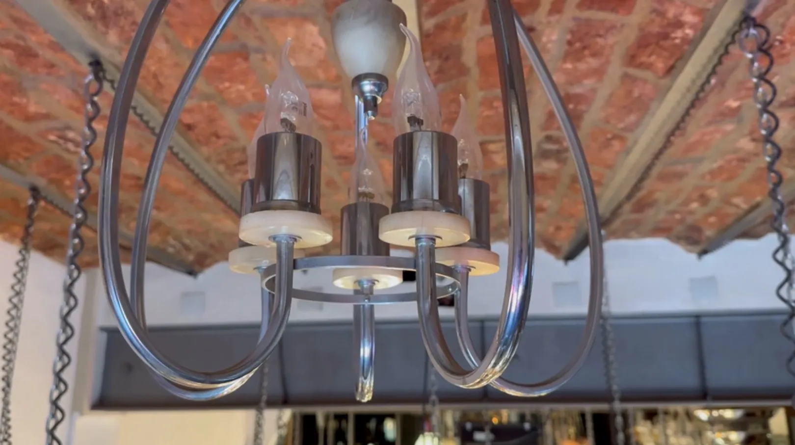 Antike Hängelampe mit hellem Licht, elegantes Design, gemütliche Atmosphäre.