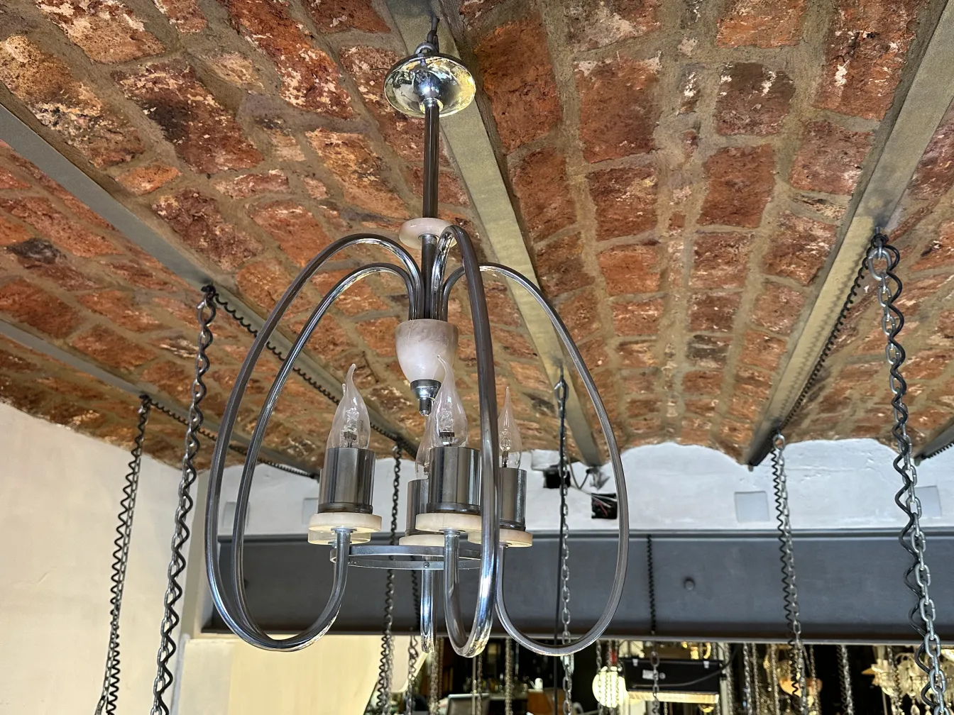 古典吊灯，设计优雅，灯泡点亮，营造温馨氛围。