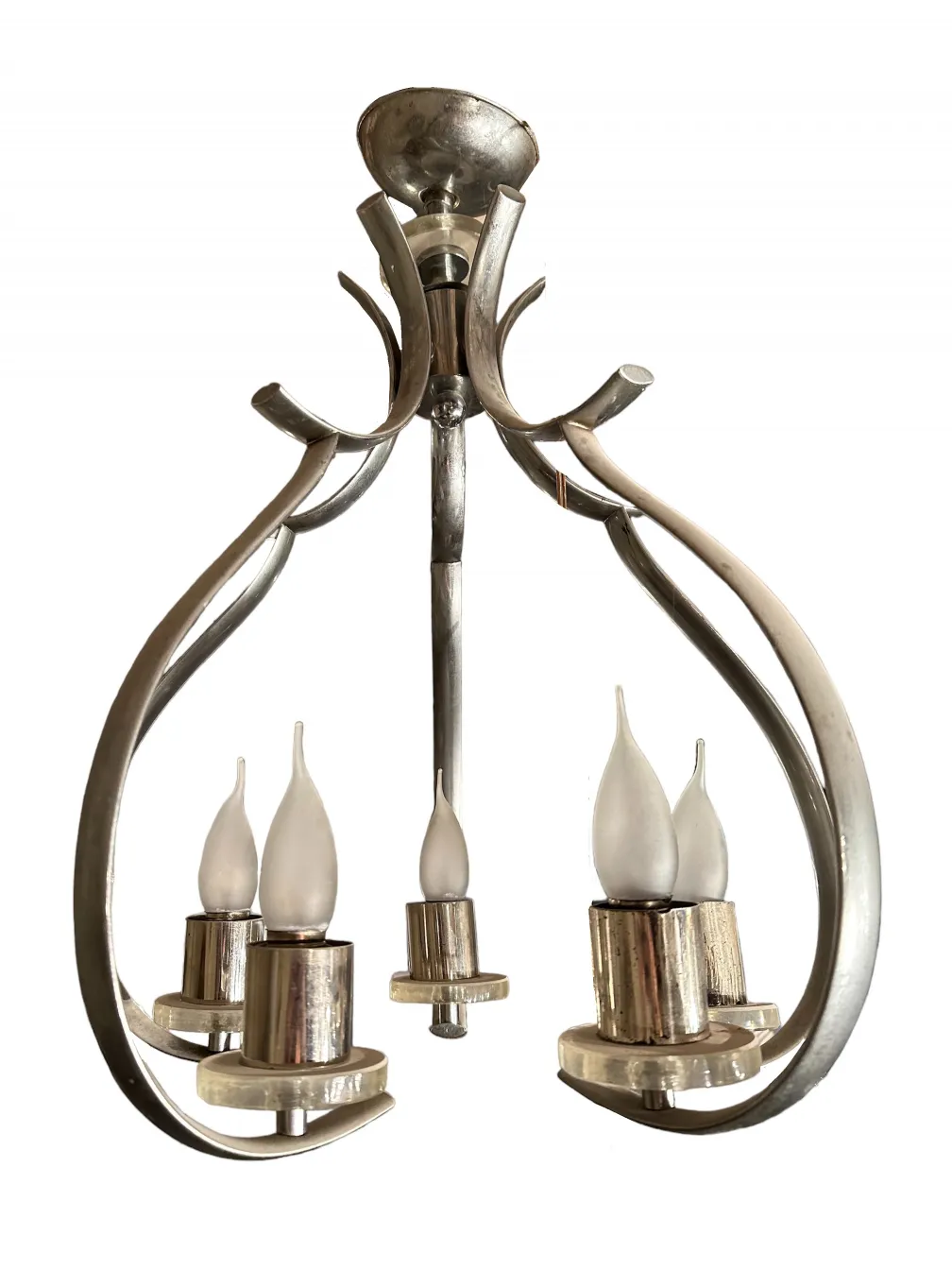 Lustre ancien avec bras courbés et lumières élégantes