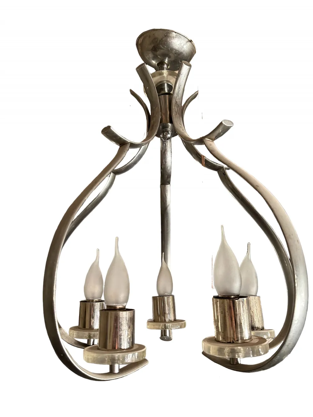 elegante lámpara de techo con cuatro luces en un diseño moderno antiguo