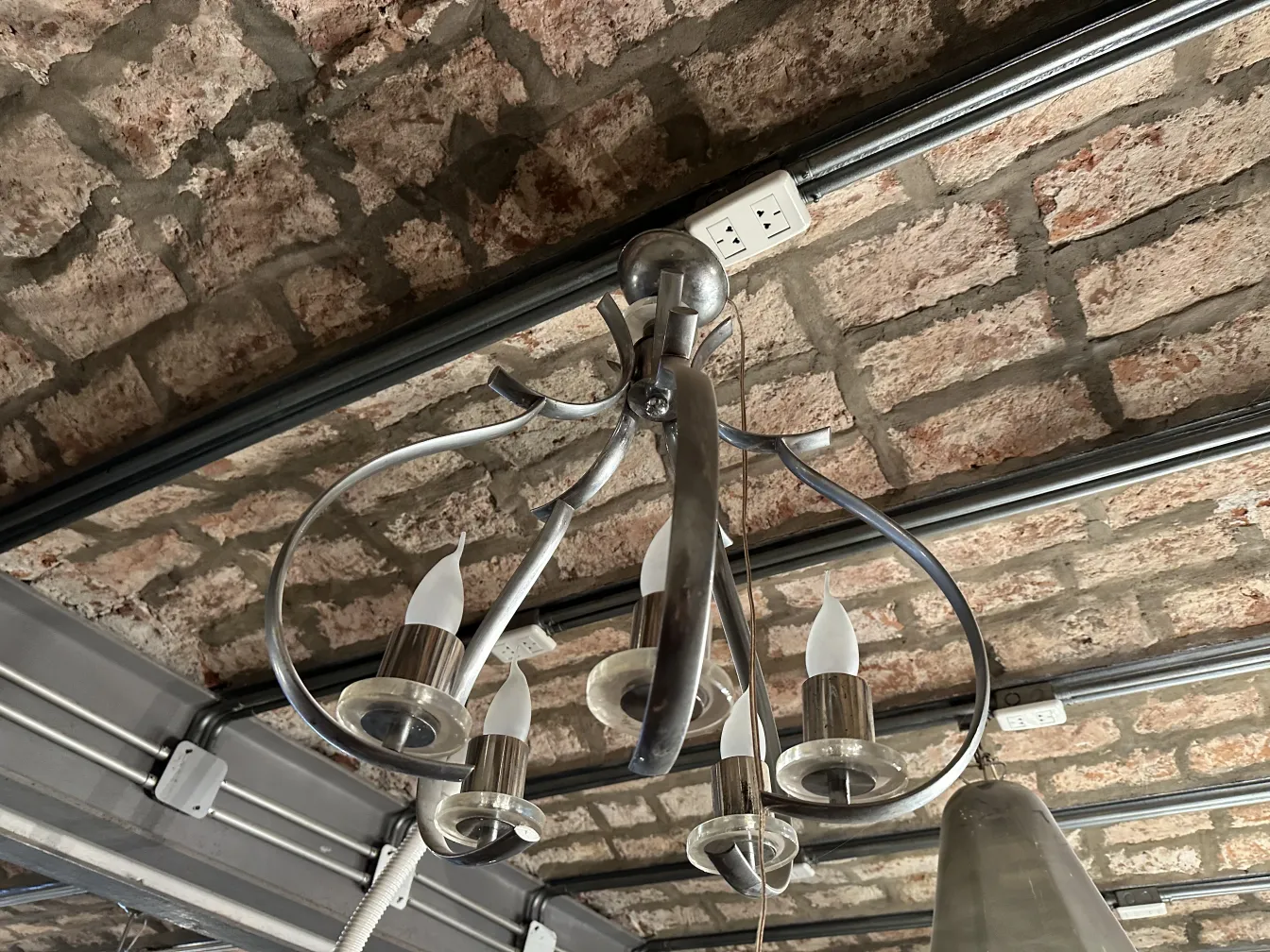 Lampada a sospensione antica con cinque luci, stile classico, ambiente moderno