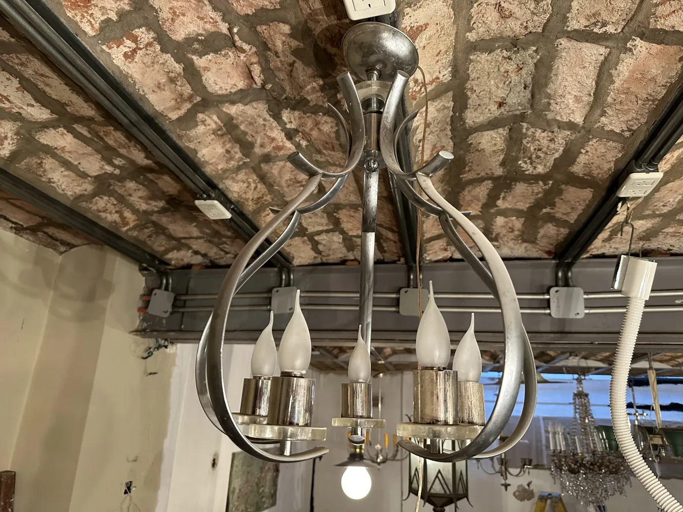 Lustre ancien avec design élégant et lumières blanches