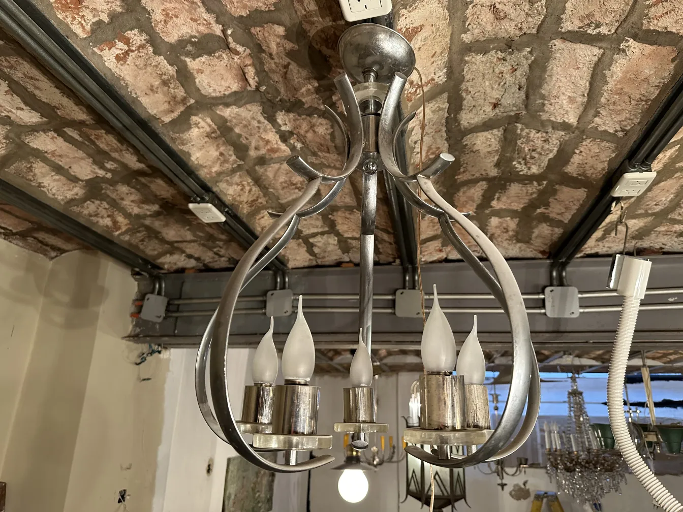 Lâmpada de teto antiga com design elegante em ambiente aconchegante.