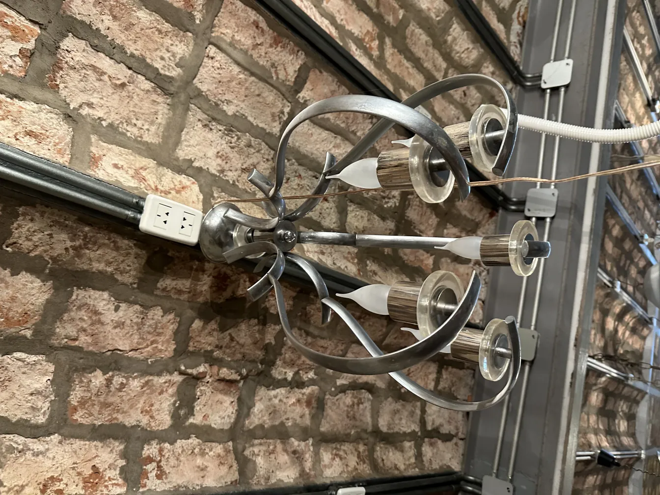 古いハンギングランプが洗練されたデザインで田舎の設定にある。