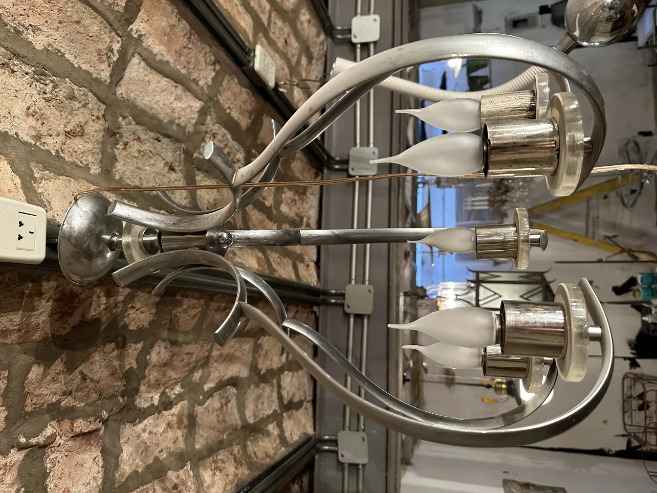 مصباح معلق قديم بتصميم راقٍ وتفاصيل أنيقة.