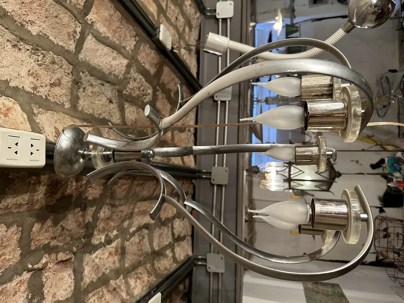 Lampada a sospensione antica con design classico, ideale per qualsiasi stanza.