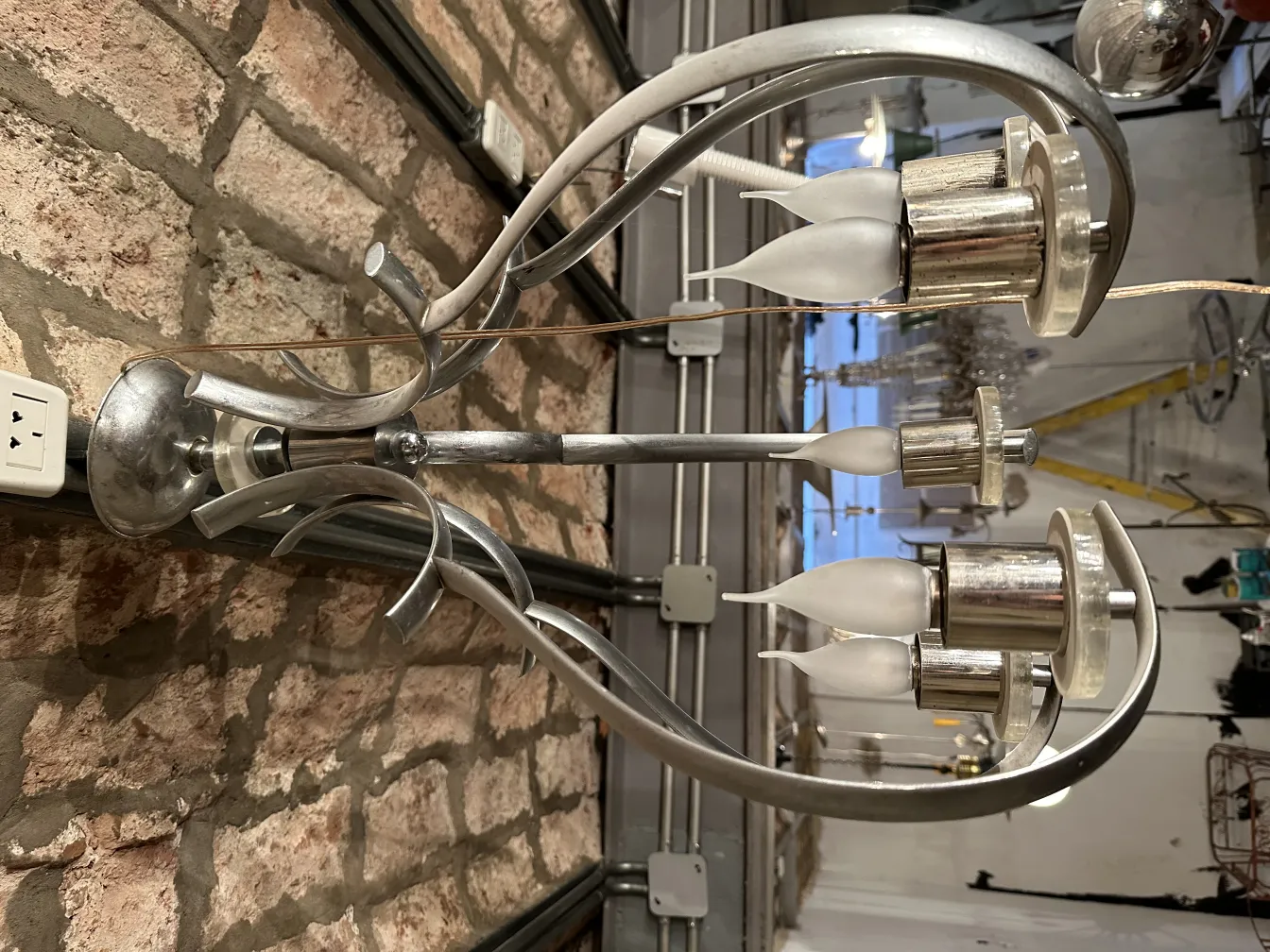 Antike Hängelampe mit geschwungenen Metalldesigns und Glasschirmen