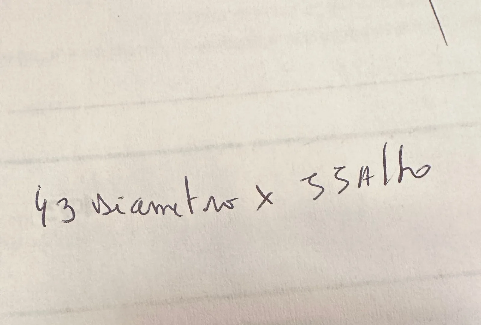 装飾的な詳細がある古いハンギングランプ。