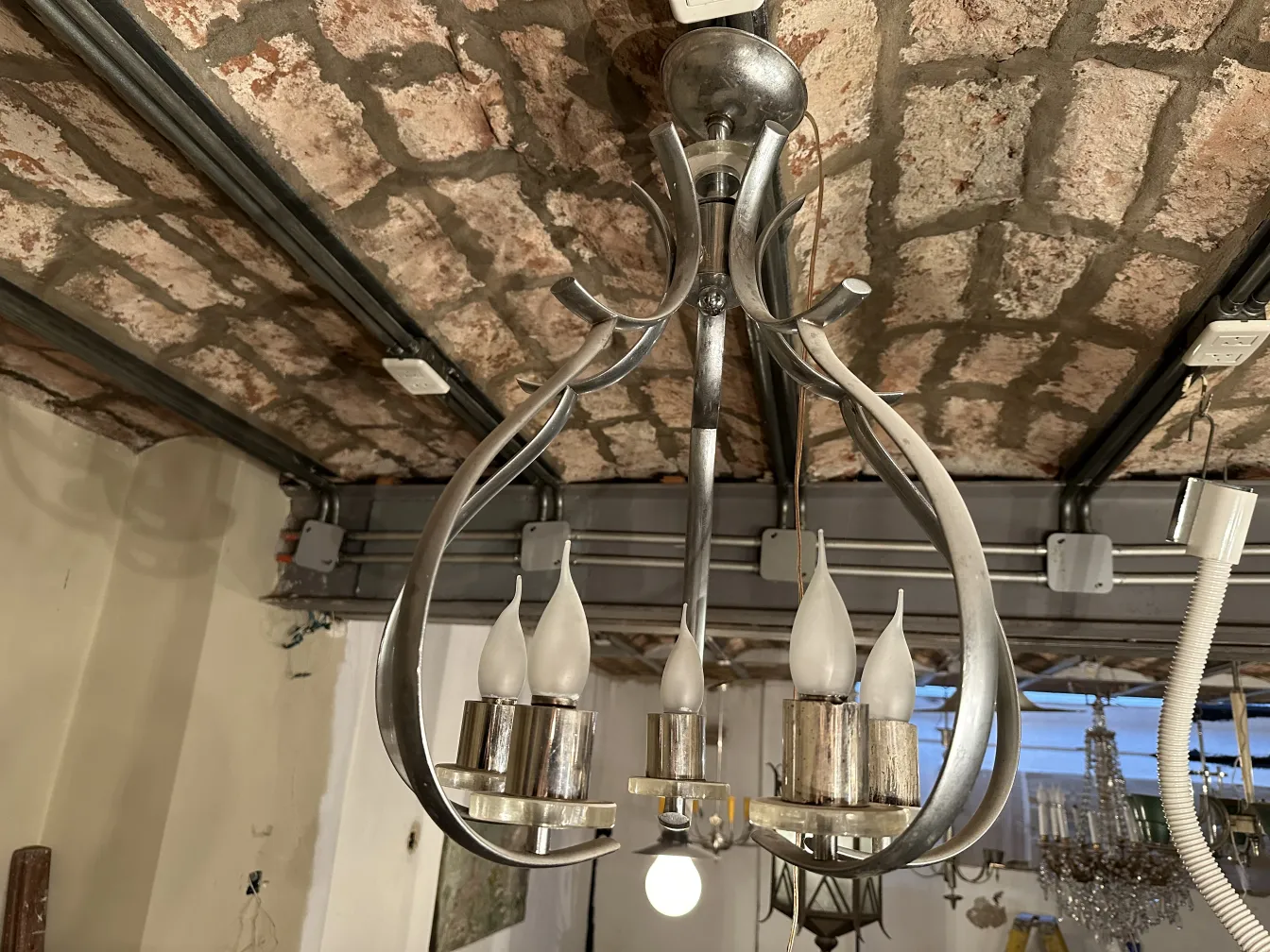 Antike Hängelampe mit elegantem Design und geschwungenen Armen