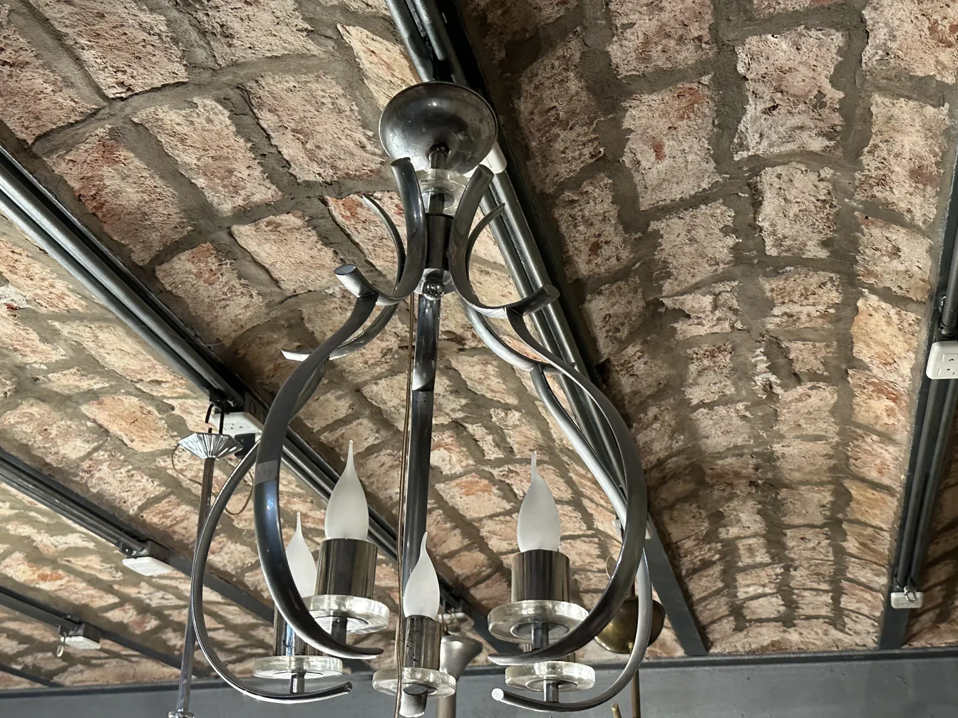 Lampada a sospensione antica con luce morbida e design elegante.