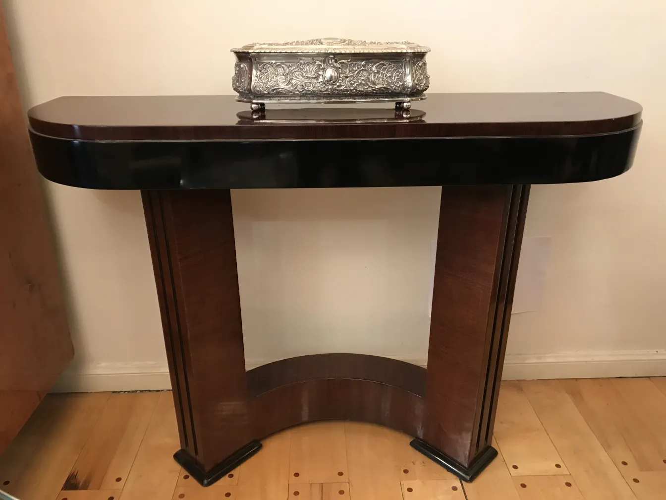 Boîte ancienne avec des détails ornés sur une table élégante