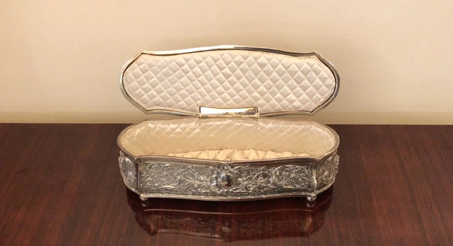 Caja antigua decorativa con diseño elaborado y tapizado