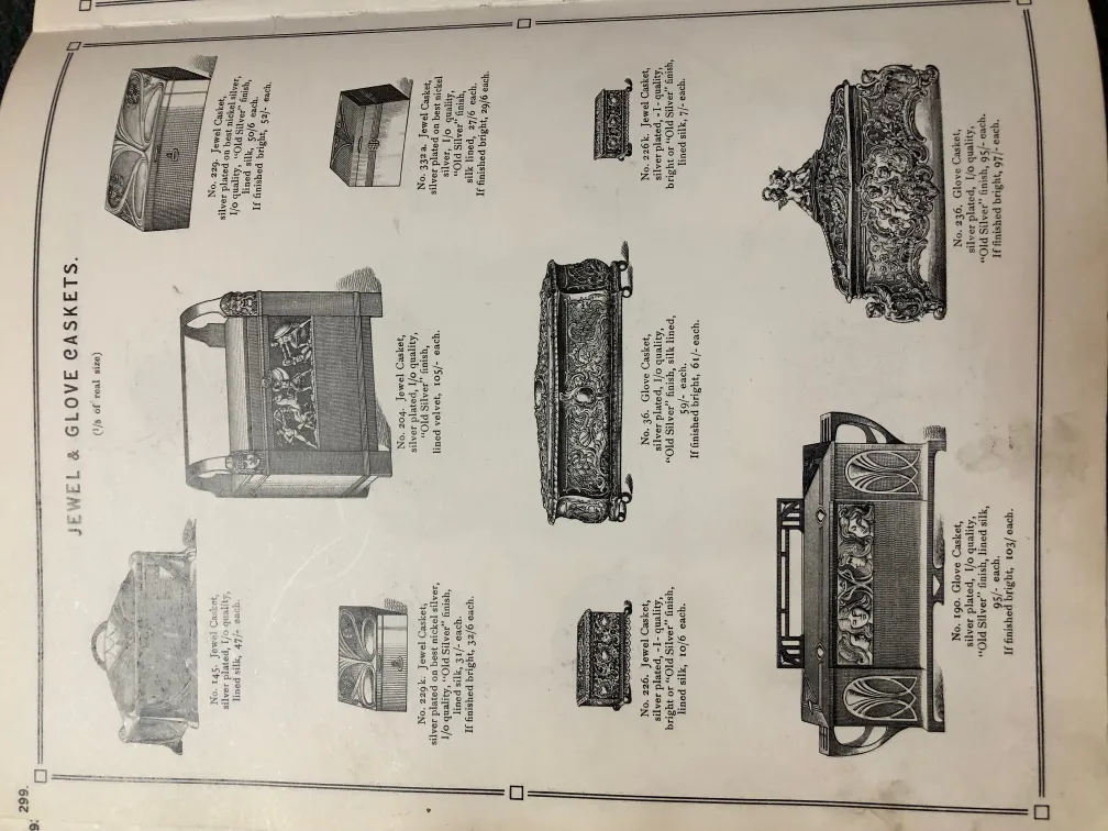 Boîte ancienne ornée de détails complexes, avec un design élégant.