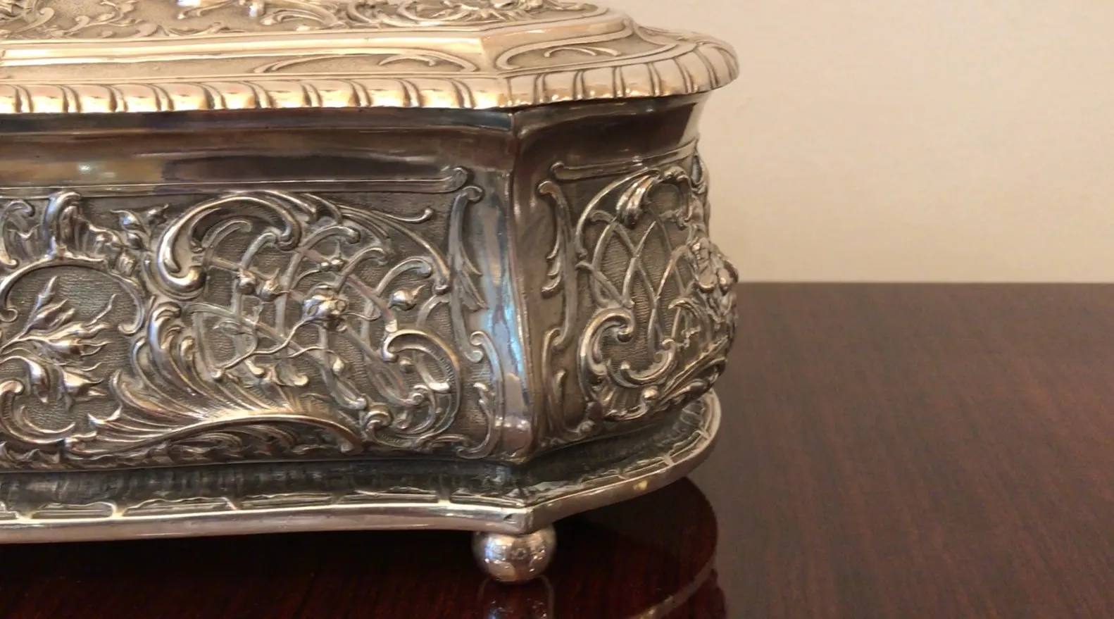 Caixa antiga com relevos decorativos em um ambiente elegante.