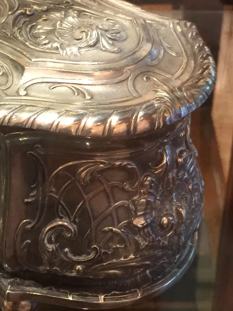 Antike Box mit ornamentalen Design und detaillierten Verzierungen.