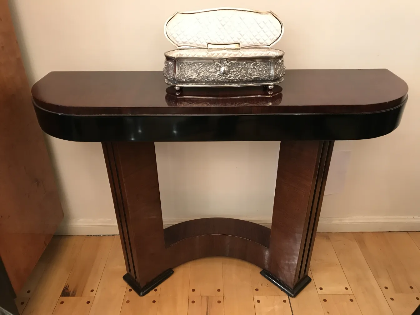 Antike dekorative Box auf einem eleganten Holztisch.