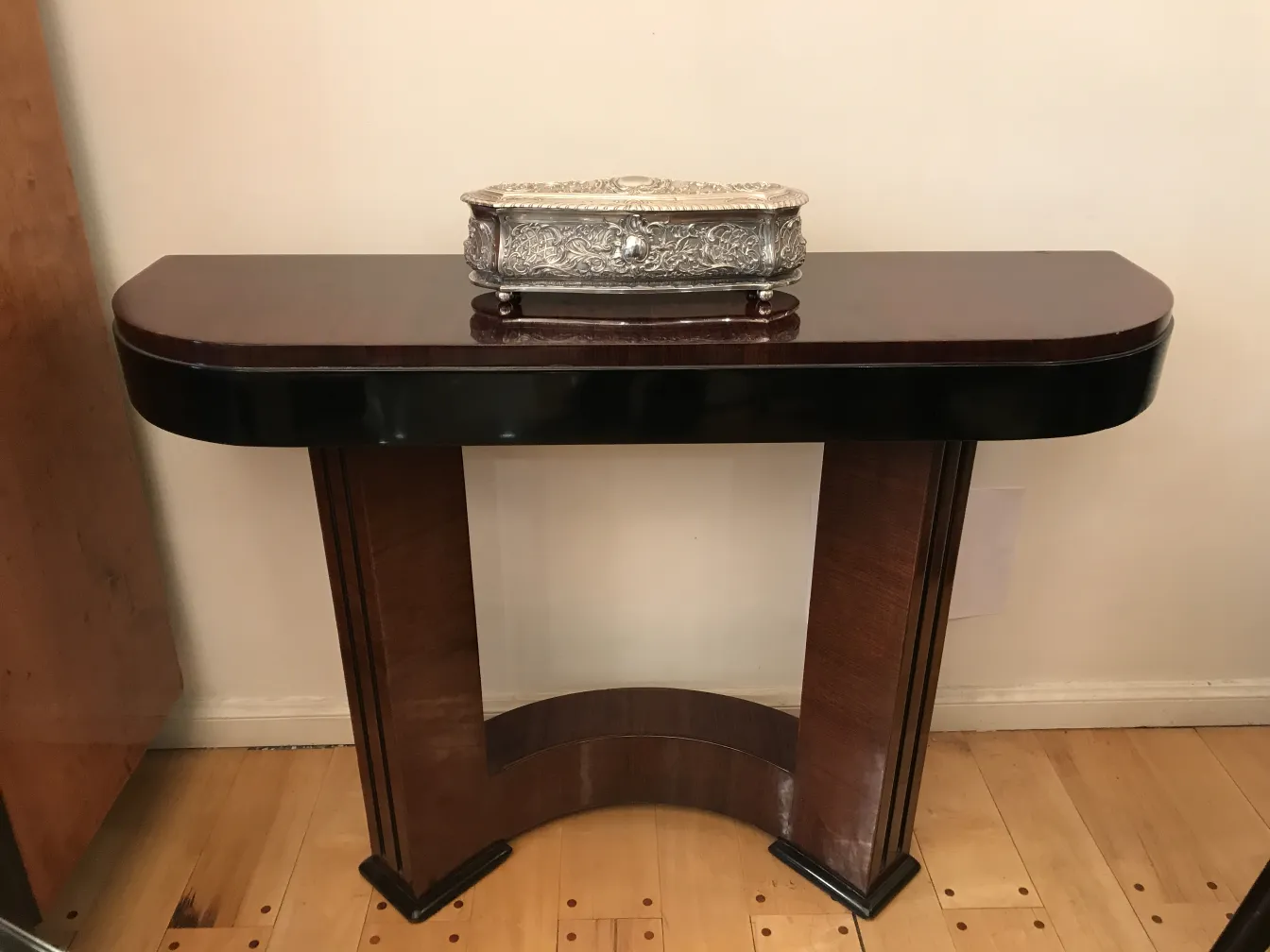 Jolie boîte ancienne décorative sur une console en bois.