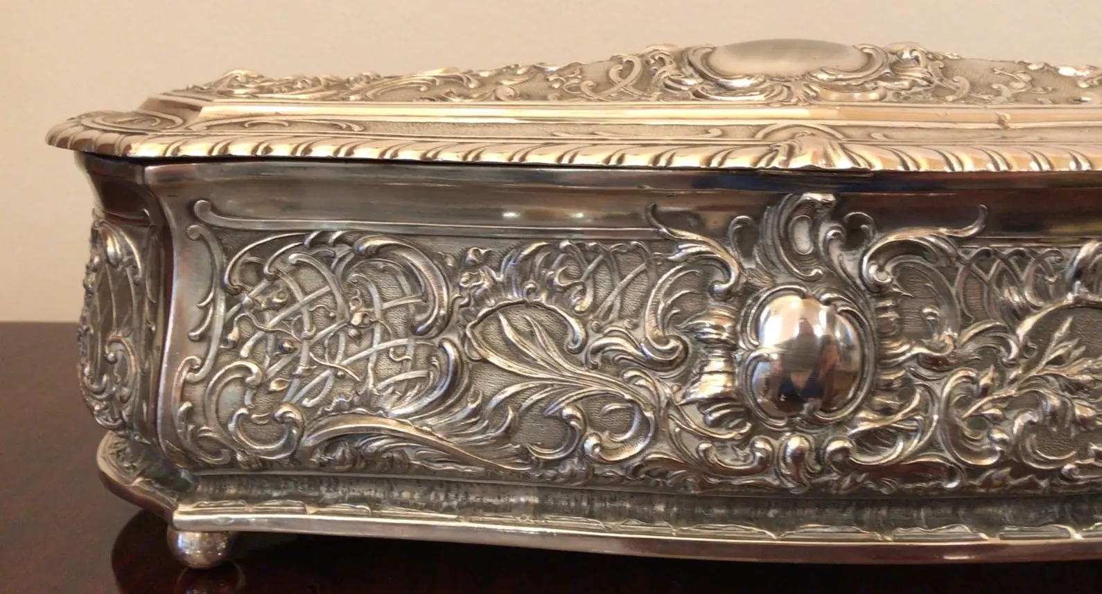 Boîte ancienne décorative avec des gravures en argent.