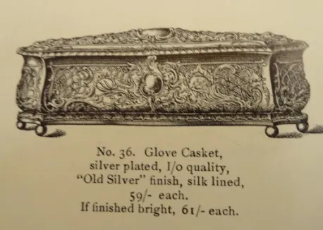 Antike Box mit kunstvollem Design, ideal für Handschuhe.