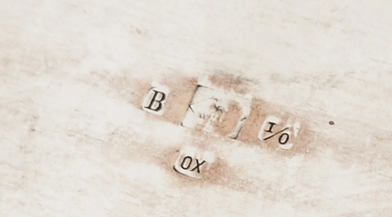 صندوق قديم مع نقش مرئي في الأعلى.