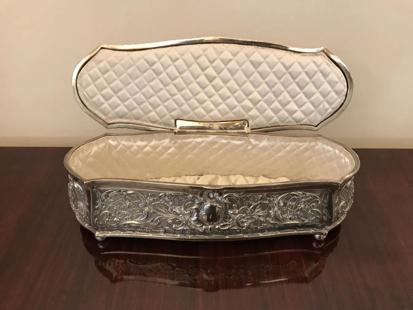 Scatola antica con design decorativo e coperchio aperto, interno chiaro