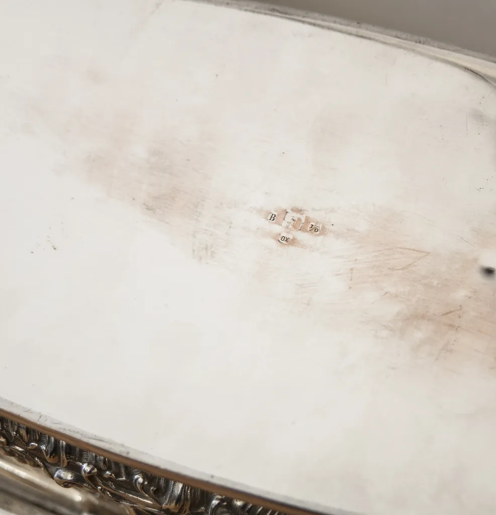 複雑な詳細を持つ古い銀の箱