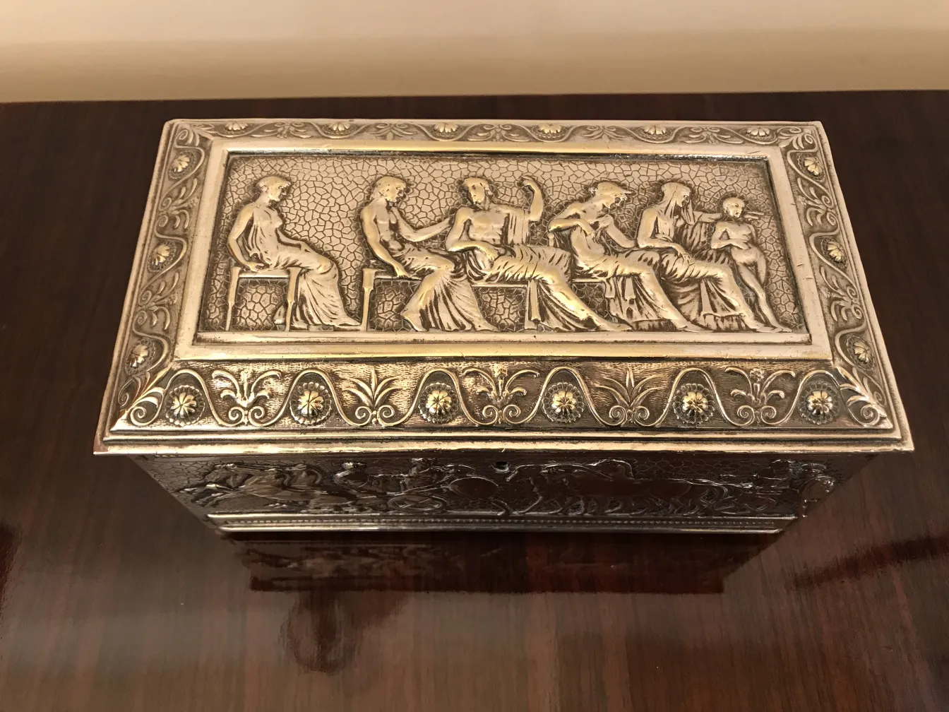 Antike Box mit dekorativen Figuren