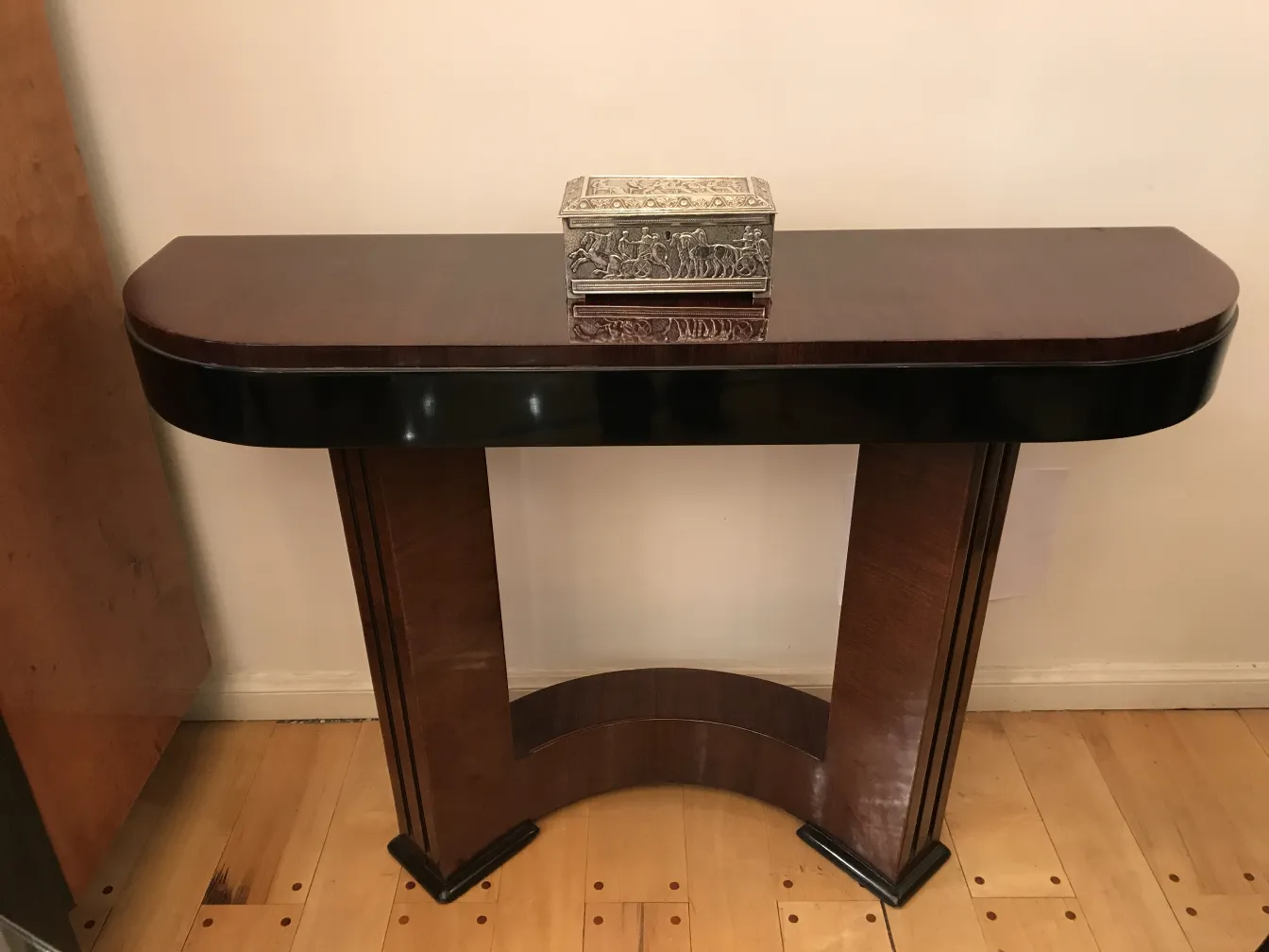 Scatola antica decorativa su un tavolo elegante