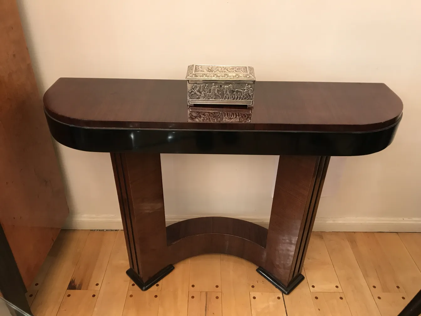 Scatola antica decorativa su un tavolo di legno