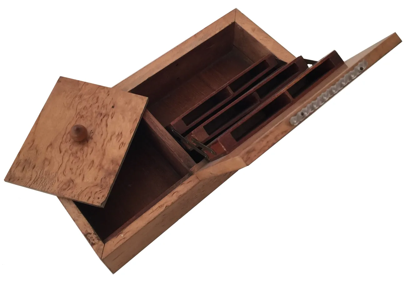 Caja antigua de madera con tapa y divisiones, estilo rústico.