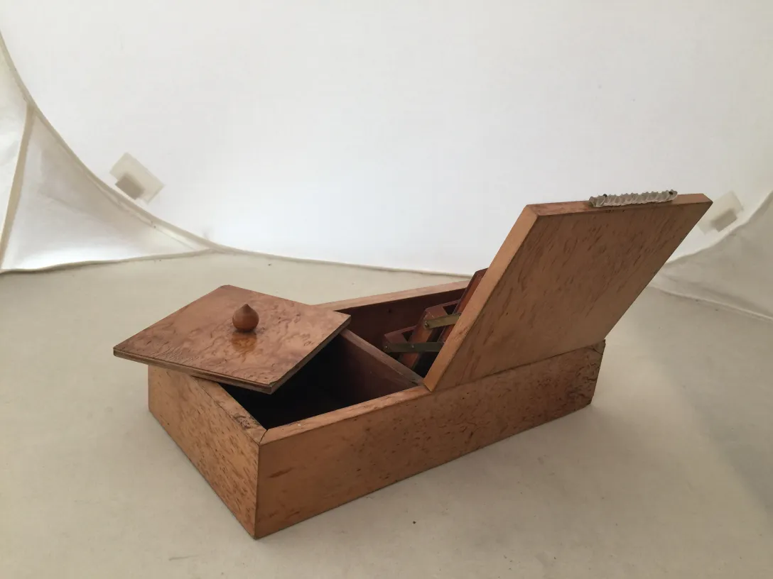 Scatola di legno antica con coperchio, che mostra dettagli eleganti.