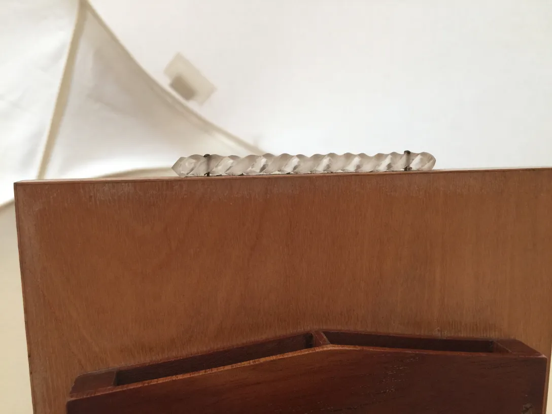 Antike Holzbox mit Kristalldetails, perfekt für die Aufbewahrung.