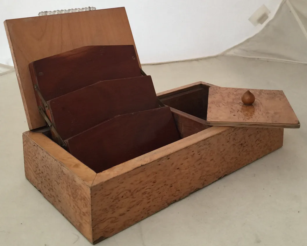 Boîte ancienne en bois avec compartiments intérieurs.