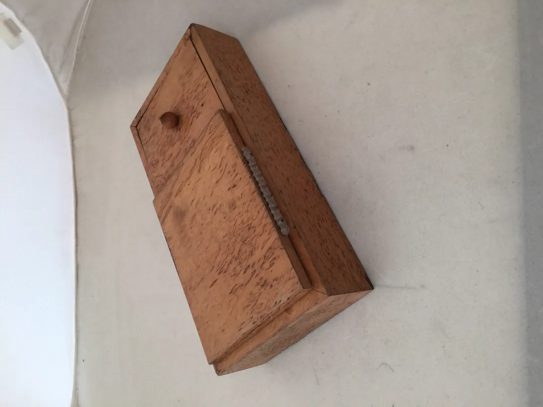 Scatola antica in legno con motivo sottile e manopola rotonda