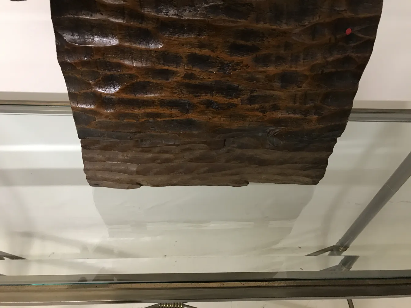 Scatola antica con design testurizzato, ambiente accogliente.