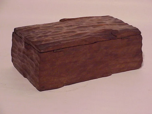 Boîte ancienne en bois avec surface rugueuse