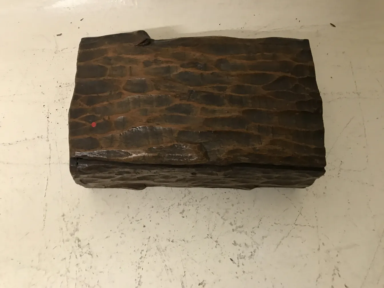 صندوق خشبي قديم بت texture خشنة، خلفية محايدة.